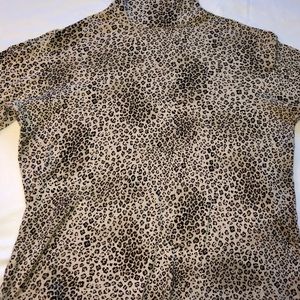 Cute cheetah print long sleeve turtleneck tee.